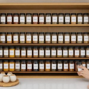 نحوه‌ چیدمان ادویه در کابینت آشپزخانه